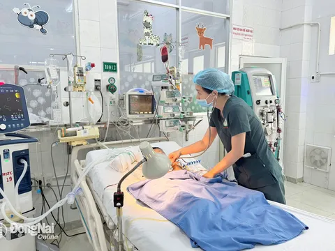 Uống thuốc hạ sốt quá liều, bé trai 34 tháng tuổi nhập viện trong tình trạng suy gan, nhiễm trùng huyết