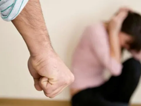 Chồng "nổi điên" hành hung, đe dọa vợ chỉ vì một yêu cầu nhỏ trong bữa ăn không được đáp ứng