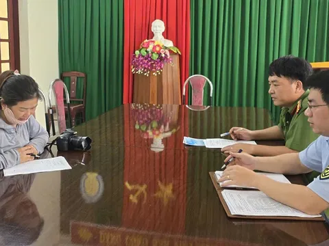 Chèo kéo, ép du khách chụp ảnh rồi lấy giá "cắt cổ", người phụ nữ bị xử phạt ra sao?