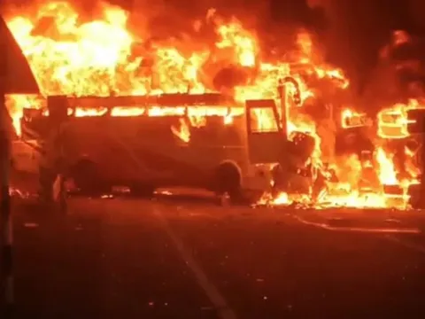 Ấn Độ: Sau tai nạn nghiêm trọng, chiếc xe buýt bốc cháy dữ dội khiến nhiều hành khách không kịp thoát thân