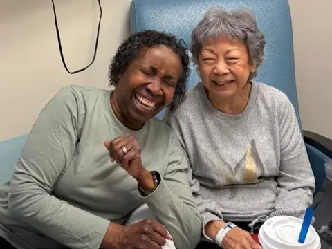 Cảm động tình bạn thân gần 50 năm: Một người mắc ung thư, người còn lại vẫn ở cạnh bên trong mọi lần hóa trị