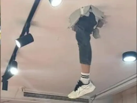 Đi ăn lẩu, thực khách thót tim khi thấy "vật thể lạ" xuyên thủng trần nhà, lơ lửng ngay trên đầu