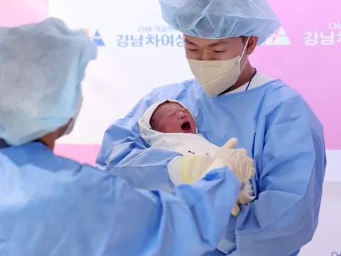 Sau 17 năm không có một đứa trẻ nào chào đời, cả ngôi làng vỡ òa khi nghe tiếng khóc đầu tiên, băng rôn treo kín khắp các con đường