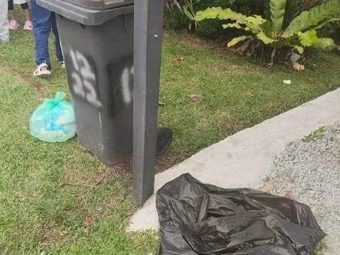 Tò mò mở túi ni lông bị bỏ quên, người đàn ông không khỏi bàng hoàng khi phát hiện sự thật bên trong