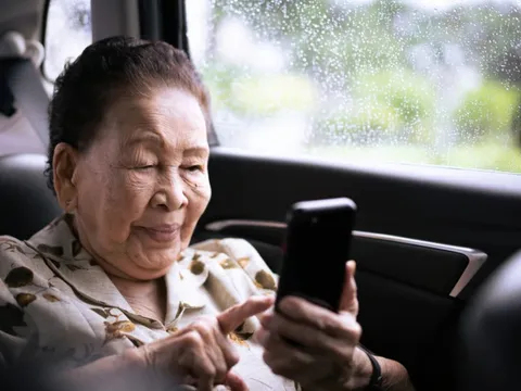 Tin rằng mình đang yêu, cụ bà 84 tuổi dành cả ngày trò chuyện với “tổng tài” và cái kết khiến ai cũng xót xa