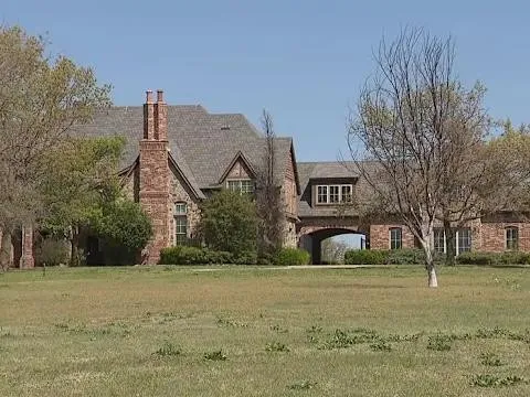 Chủ nhà chết lặng khi gần 800 thanh thiếu niên tràn vào "phá nát" căn biệt thự đắt tiền, hiện trường hỗn loạn khiến ai cũng choáng váng