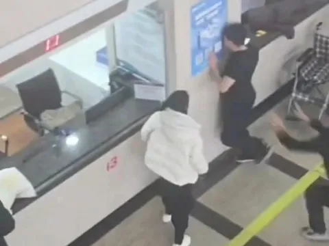 Đưa vợ đi khám thai, người chồng ghen tuông khiến cả bệnh viện náo loạn