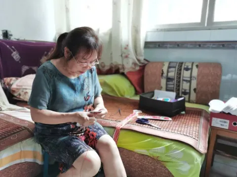 Con trai hy sinh khi đang làm nhiệm vụ, người mẹ lặng lẽ khâu từng đôi lót giày suốt 20 năm để gửi cho những người lính khiến ai cũng nghẹn lòng