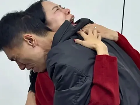 Chỉ vì một ổ bánh mì năm xưa, người chị mang nỗi day dứt suốt 33 năm và cái kết khiến ai cũng bật khóc