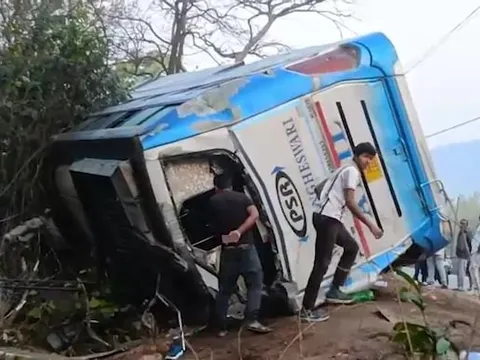 Xe buýt chở hơn 40 người mất lái trong đêm, 5 người tử vong thương tâm