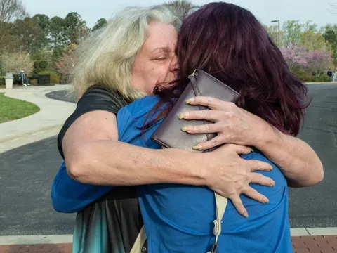 Hơn 20 năm chờ đợi trong hy vọng, người con gái cuối cùng cũng được ôm mẹ khiến ai chứng kiến cũng nghẹn lòng