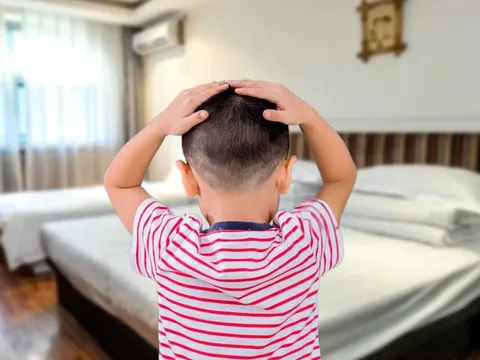 Bị bỏ lại một mình suốt hơn nửa tháng, cậu bé 6 tuổi nói một câu với mẹ khiến ai nghe cũng lặng người