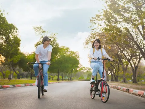 Không còn ăn tối sang chảnh, không đi cà phê, nhiều cặp đôi chọn cùng nhau chạy xe khắp phố, vừa kiếm tiền vừa giữ lửa tình yêu