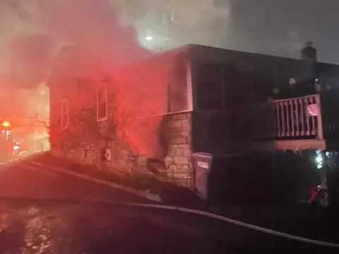 Giật mình tỉnh giấc vì mùi khói, bé gái 12 tuổi gái chỉ làm một việc mà cứu được cả gia đình khỏi đám cháy trong đêm