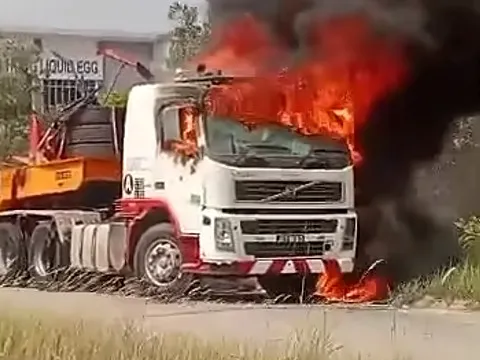 Xe tải bốc cháy dữ dội, người cha kịp thời thoát được, quay lại thì thấy con trai 4 tuổi đã tử vong thương tâm