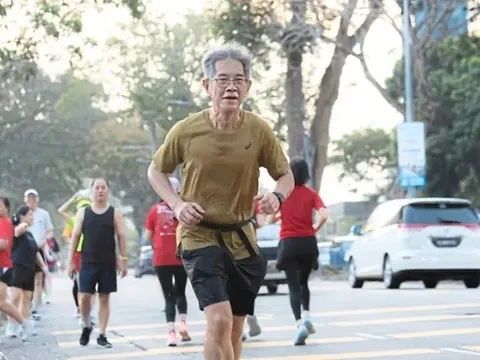 Sau ngày vợ mất, ông lão 66 tuổi mang theo di ảnh chạy suốt 2.200 km chỉ để giữ lời hứa khiến ai nghe cũng lặng người