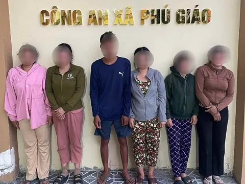 Công an đột kích xới bạc, tạm giữ nhiều phụ nữ đánh bài thắng thua bằng tiền ở TPHCM