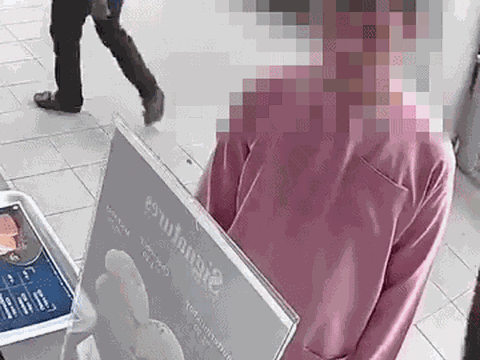 Đang đứng một mình mua bánh, cậu bé 13 tuổi bất ngờ bị tát ngã chỉ vì một lời cáo buộc vô lý