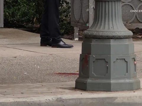 Đi bộ giữa phố, người phụ nữ bất ngờ bị tấn công nguy kịch ở Mỹ khiến ai nghe cũng rùng mình