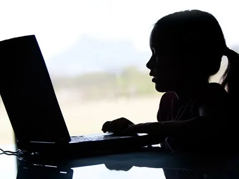 Bé gái 12 tuổi lập nhóm hàng trăm thành viên bán ảnh khiêu dâm trực tuyến gây rúng động Malaysia