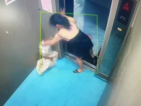 Clip: Vừa hút thuốc vừa đổ nước bẩn xuống hố thang máy, hành động của người phụ nữ gây sốc toàn mạng