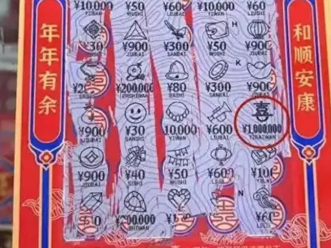 Thời tới cản không kịp: Người phụ nữ trú mưa, tiện tay mua vé số cào rồi trúng ngay hơn 3 tỷ đồng