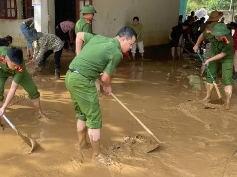 Công an, bộ đội lội bùn khắc phục hậu quả lũ ống tại Nghệ An