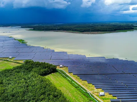 Toàn cảnh nhà máy điện mặt trời lớn nhất Việt Nam: Đầu tư gần 13.000 tỷ, rộng bằng Quận 1 - TP.HCM
