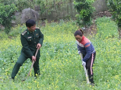 Phó Bí thư Đảng ủy mang quân hàm xanh- Bài 1: Xóa đói, giảm nghèo vùng phên dậu Tổ quốc