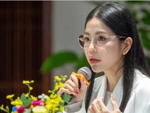 Lùm xùm kẹo rau củ Kera: Soi thu nhập 'khủng' của Hằng Du mục