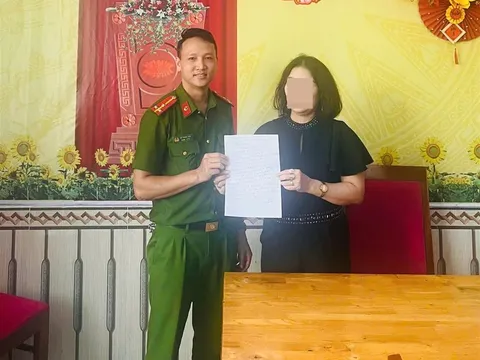 Bỏ quên tài sản trị giá khoảng 500 triệu đồng, người dân được Công an phường hỗ trợ tìm kiếm và trao trả