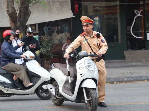 Không đội mũ bảo hiểm, nhiều học sinh bị xử lý