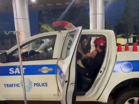 Cảnh sát giao thông hỗ trợ sản phụ sinh con an toàn ngay trên xe đặc chủng