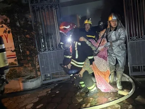 Giải cứu 2 nạn nhân mắc kẹt trong căn nhà 5 tầng bốc cháy tại Cầu Giấy