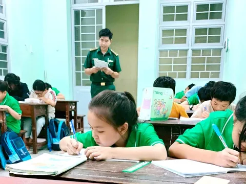Tấm lòng của thầy giáo quân hàm xanh miệt mài “gieo chữ”