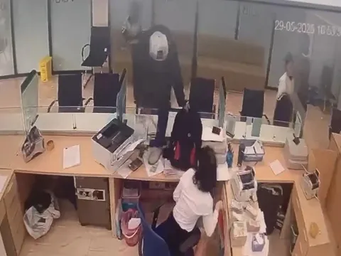Nghi vấn cướp ngân hàng ở Quảng Ninh: Camera tiết lộ hình ảnh nghi phạm đe dọa nhân viên, lấy tiền