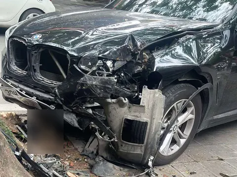 Xe máy va chạm ô tô BMW ở Hà Nội, cô gái 18 tuổi bị đứt lìa chân