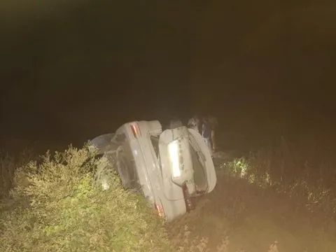 Xe chở khách dự tiệc cưới mất lái lao xuống mương, 5 người thiệt mạng