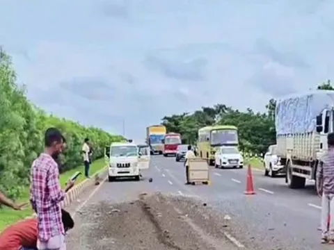 Xe tải mất lái lật trên đường, 3 công nhân tử vong thương tâm