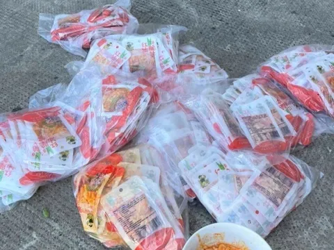 Kiểm tra xe khách có dấu hiệu khả nghi trên QL1, bàng hoàng phát hiện 112.000 gói măng tẩm ướp gia vị, bao bì tiếng nước ngoài