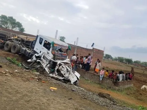 Thảm kịch sau tiệc cưới: 9 người trong một gia đình thiệt mạng do xe chở xi măng lật đè