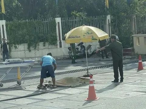 Hiện trường vụ tai nạn giao thông ở Quảng Ninh, nữ nhân viên đường sắt bị xe tải tông tử vong