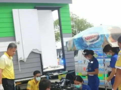 Xe máy va chạm kinh hoàng xe tải: Mẹ tử vong, con trai 12 tuổi bị thương nặng