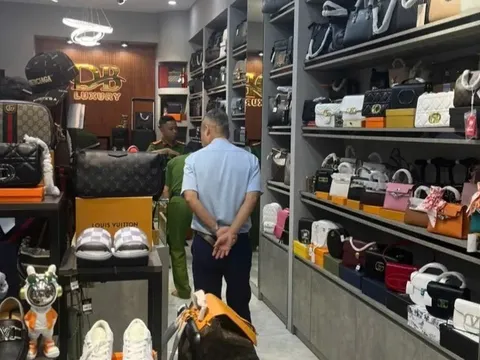 Nóng: Thu giữ nhiều túi xách hiệu Gucci, Louis Vuitton nghi hàng giả tại một cửa hàng nổi tiếng ở Long An