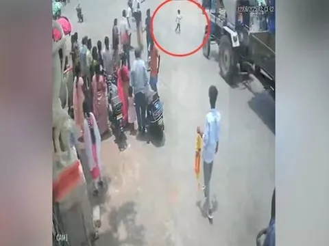 Đau đớn: Bé trai 4 tuổi tử vong thương tâm do bị máy kéo cán qua người