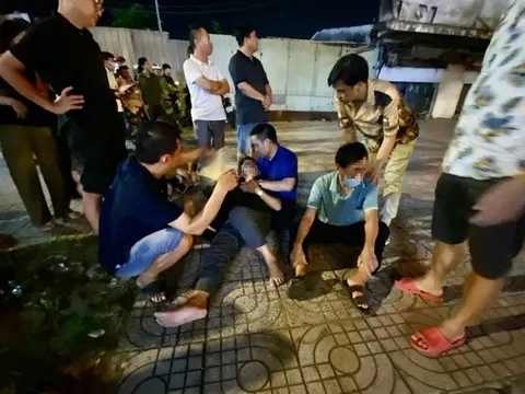 Vụ "xe điên" gây tai nạn kinh hoàng ở TP.HCM: Nghẹn lòng chứng kiến cảnh người đàn ông khóc ngất bên 2 thi thể