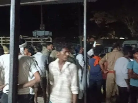 Kinh hãi cảnh xe tải mất lái lật nghiêng, đè chết 4 thiếu niên bên lề đường