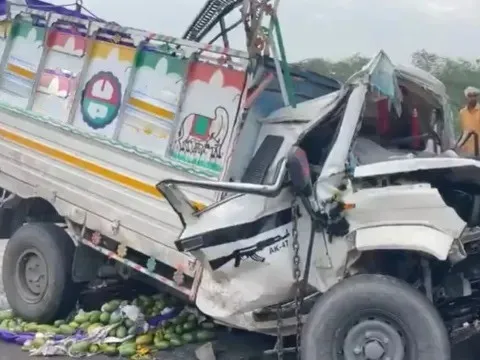 Xe tải chở xoài lao khỏi cầu vượt, đè chết 3 người đi bộ: Hiện trường quá thảm khốc