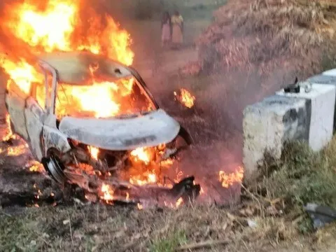 Hiện trường đẫm nước mắt vụ xe ô tô bốc cháy, 5 người trong gia đình chết thảm