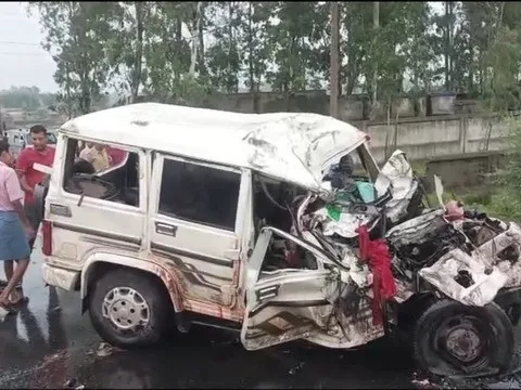 Hiện trường vụ ô tô tông trực diện xe tải, 9 người đi đám cưới tử vong thương tâm